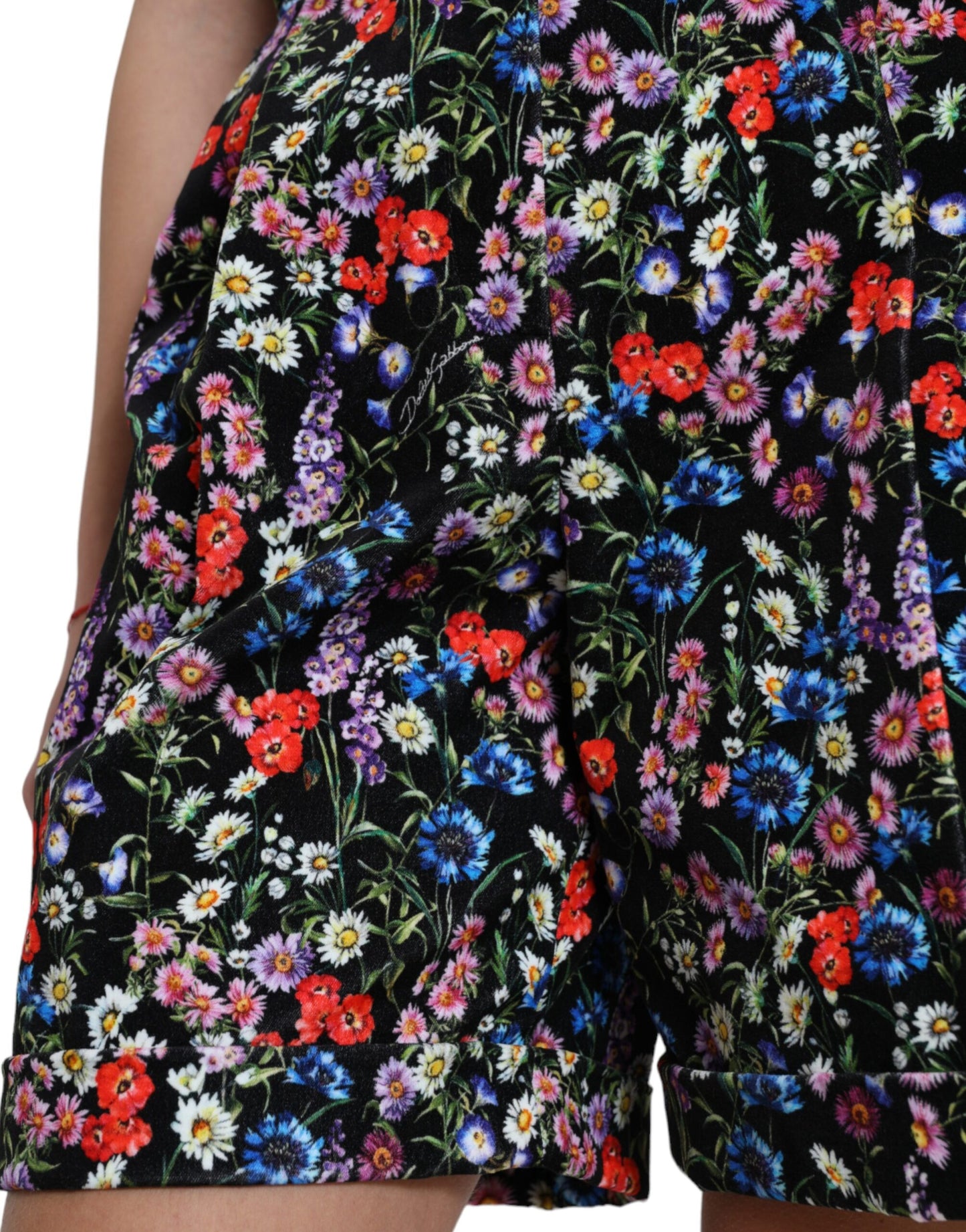 Zwarte hotpants-short met hoge taille en bloemen