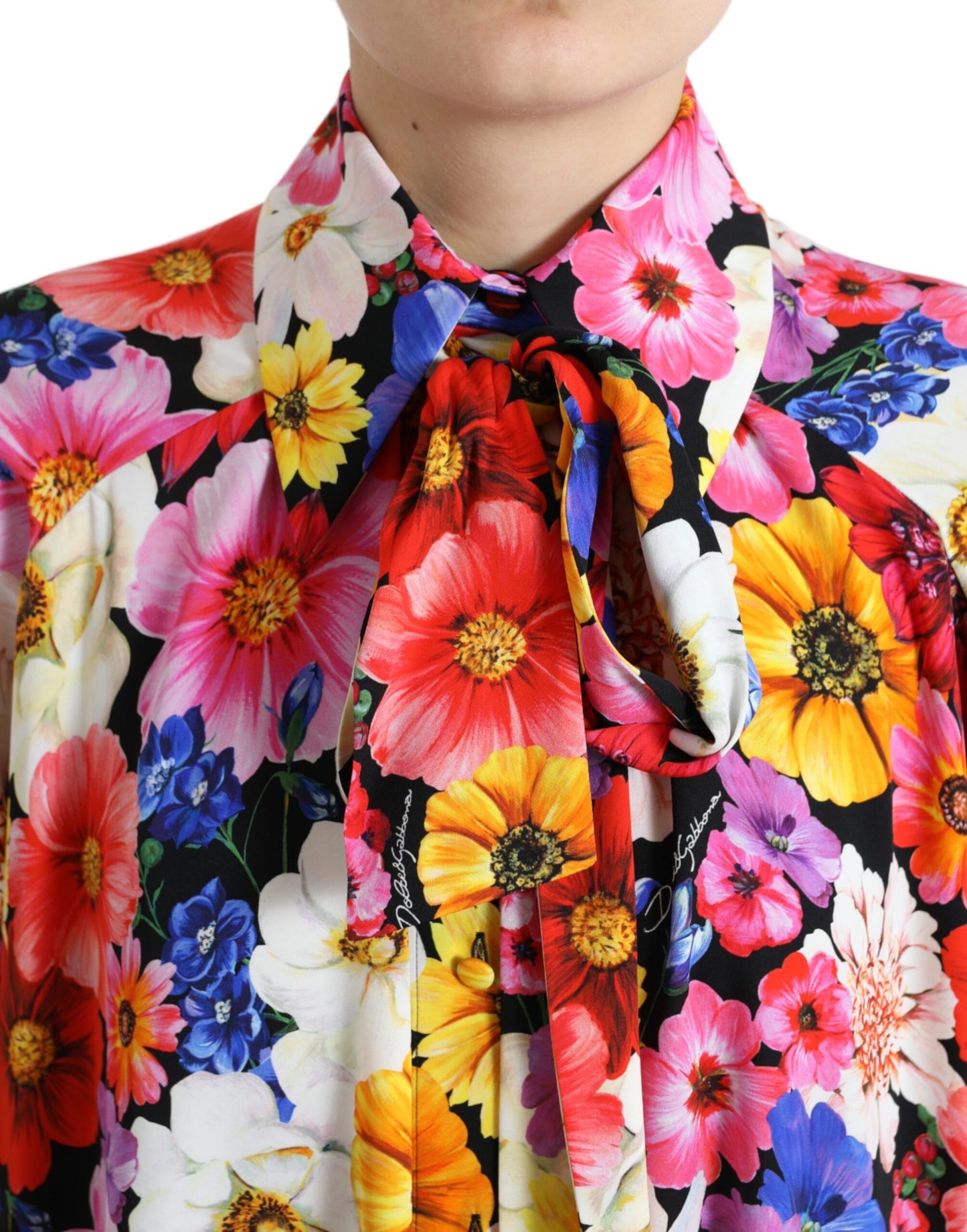 Veelkleurige blousetop met Ascot-kraag en bloemen