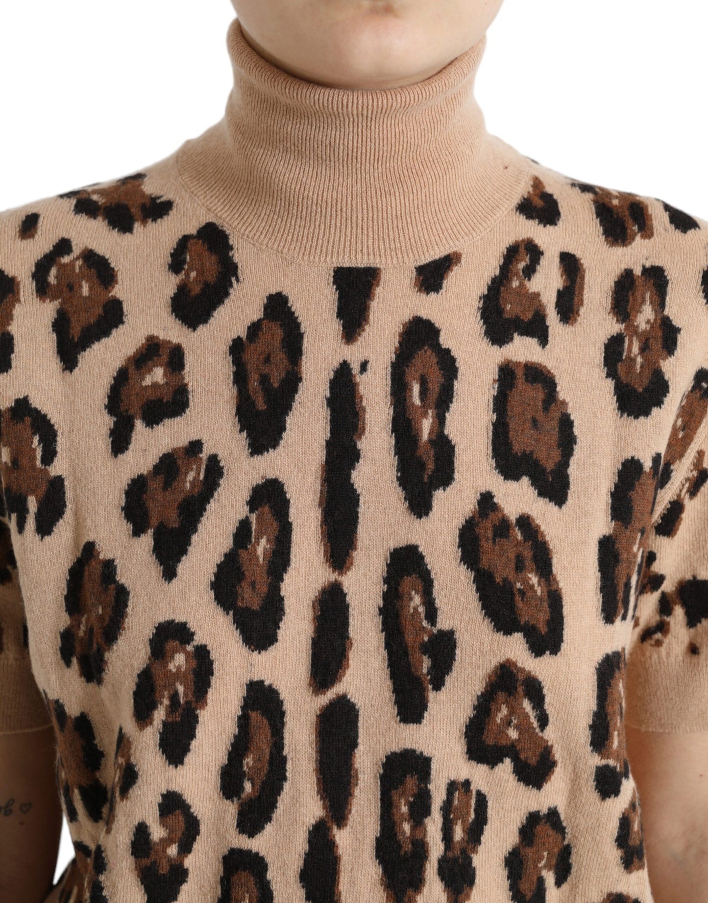 Elegante top de lana con cuello alto de leopardo beige