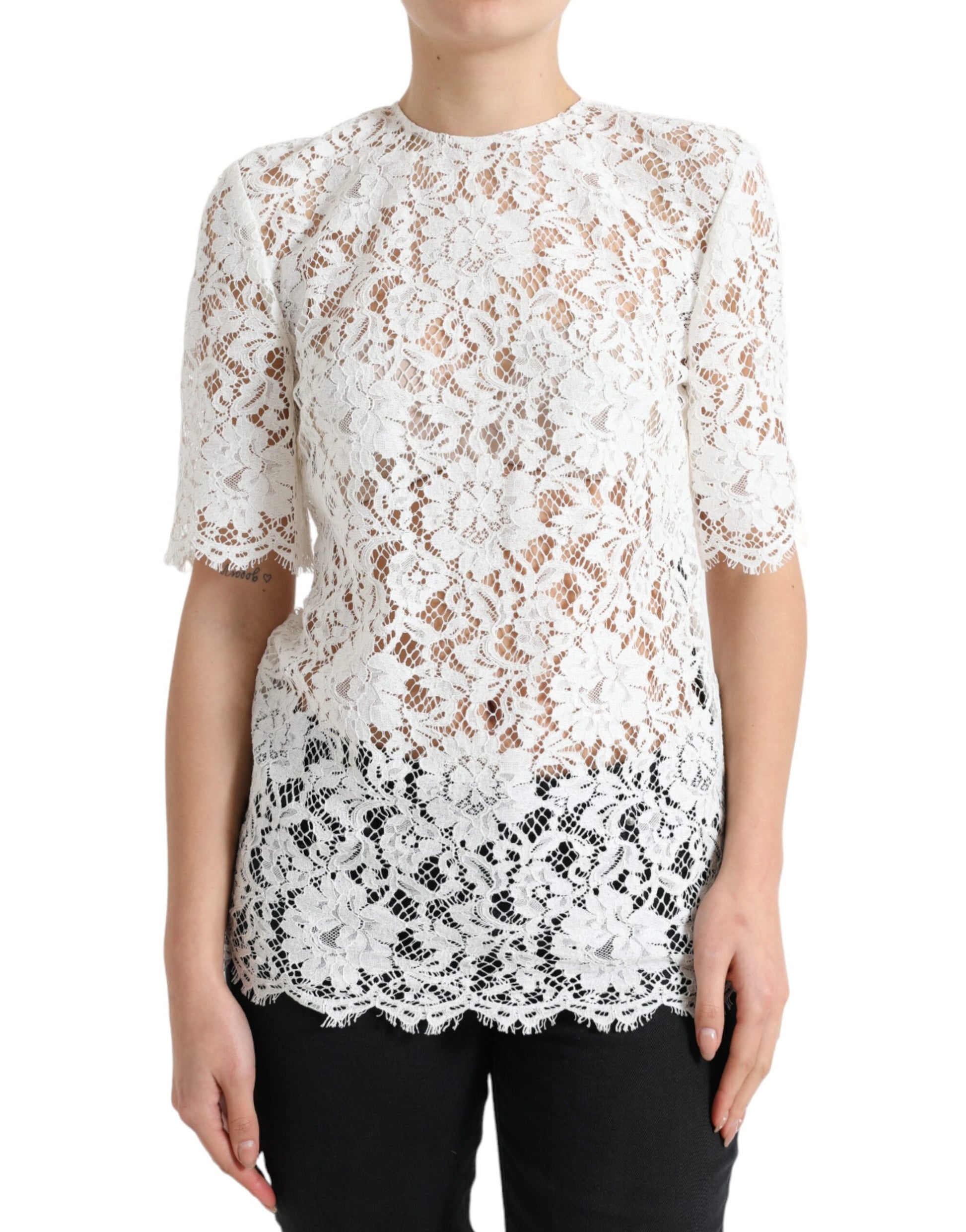 Elegante blusa de encaje blanca