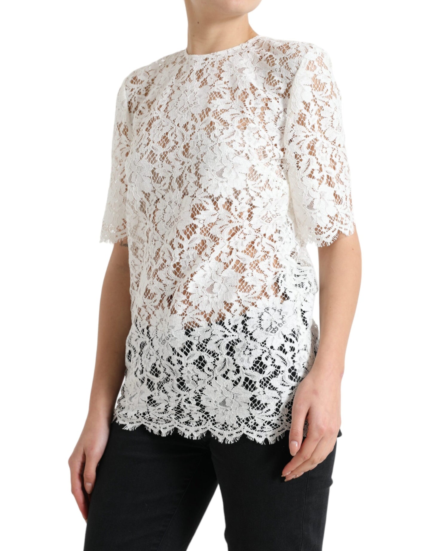 Elegante blusa de encaje blanca