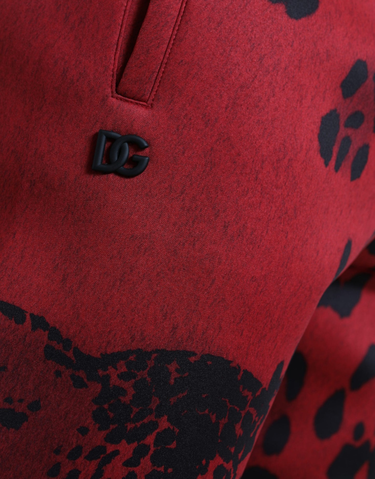 Joggers elegantes con estampado de leopardo en rojo y negro