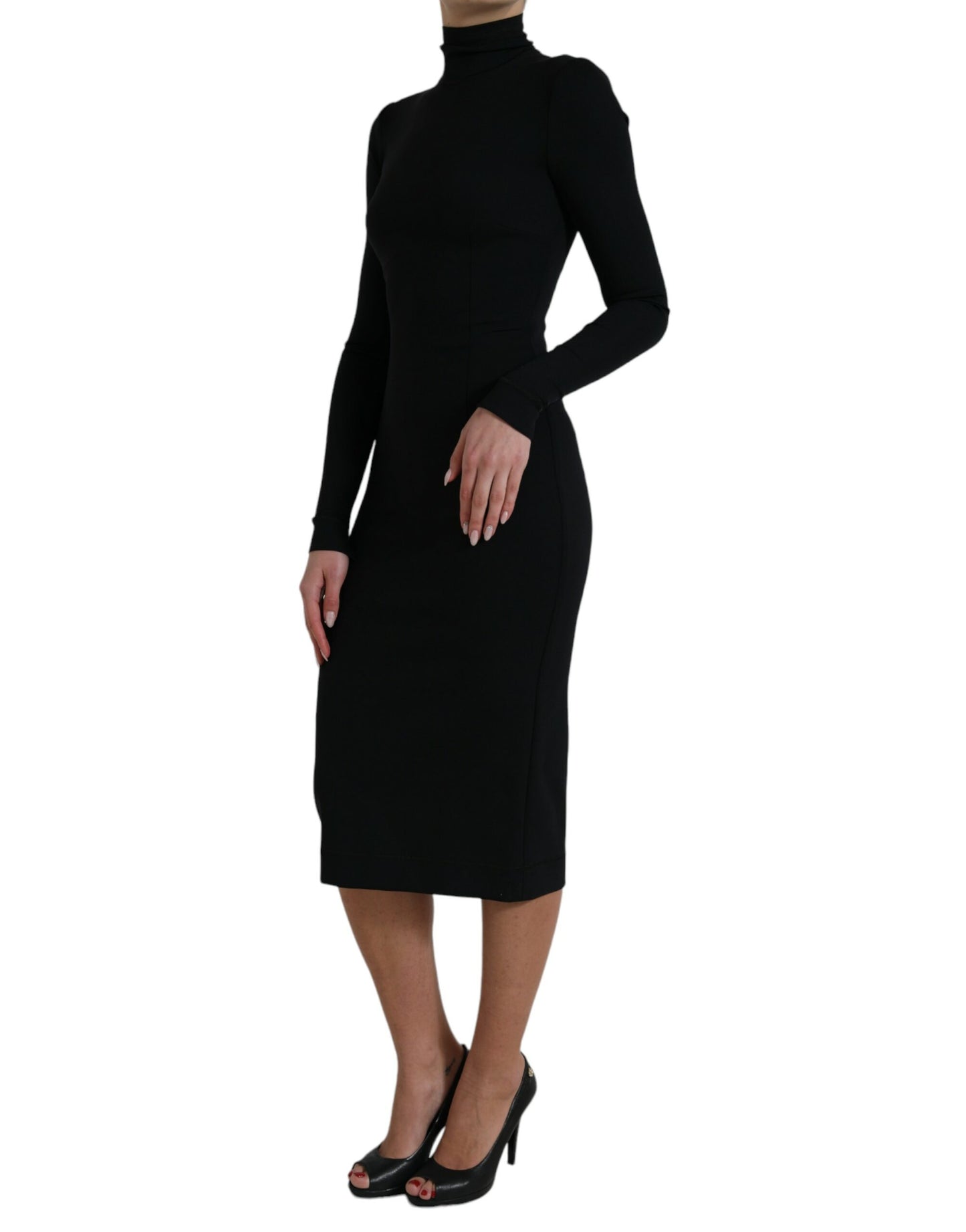 Elegante vestido negro ajustado con cuello alto