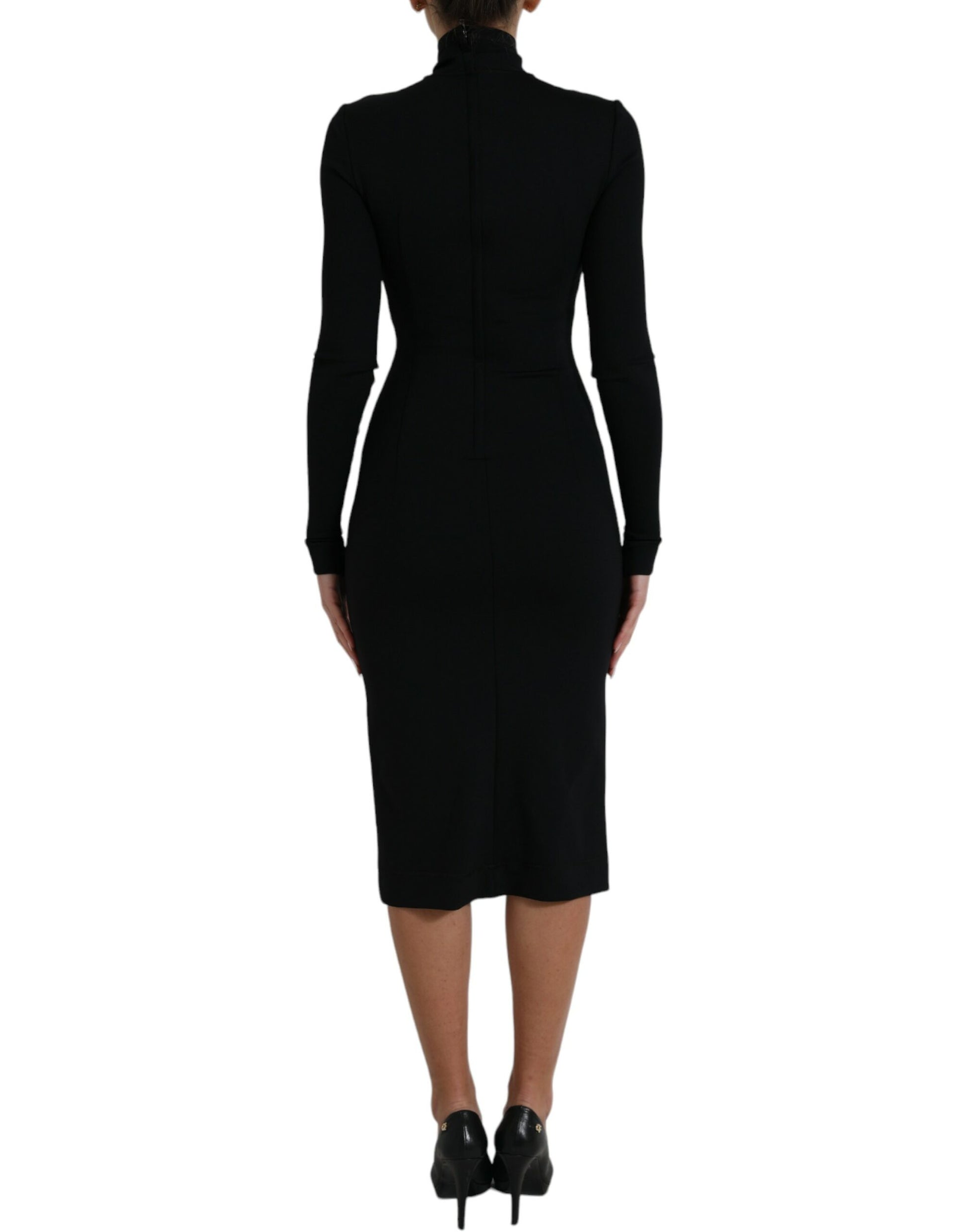 Elegante vestido negro ajustado con cuello alto