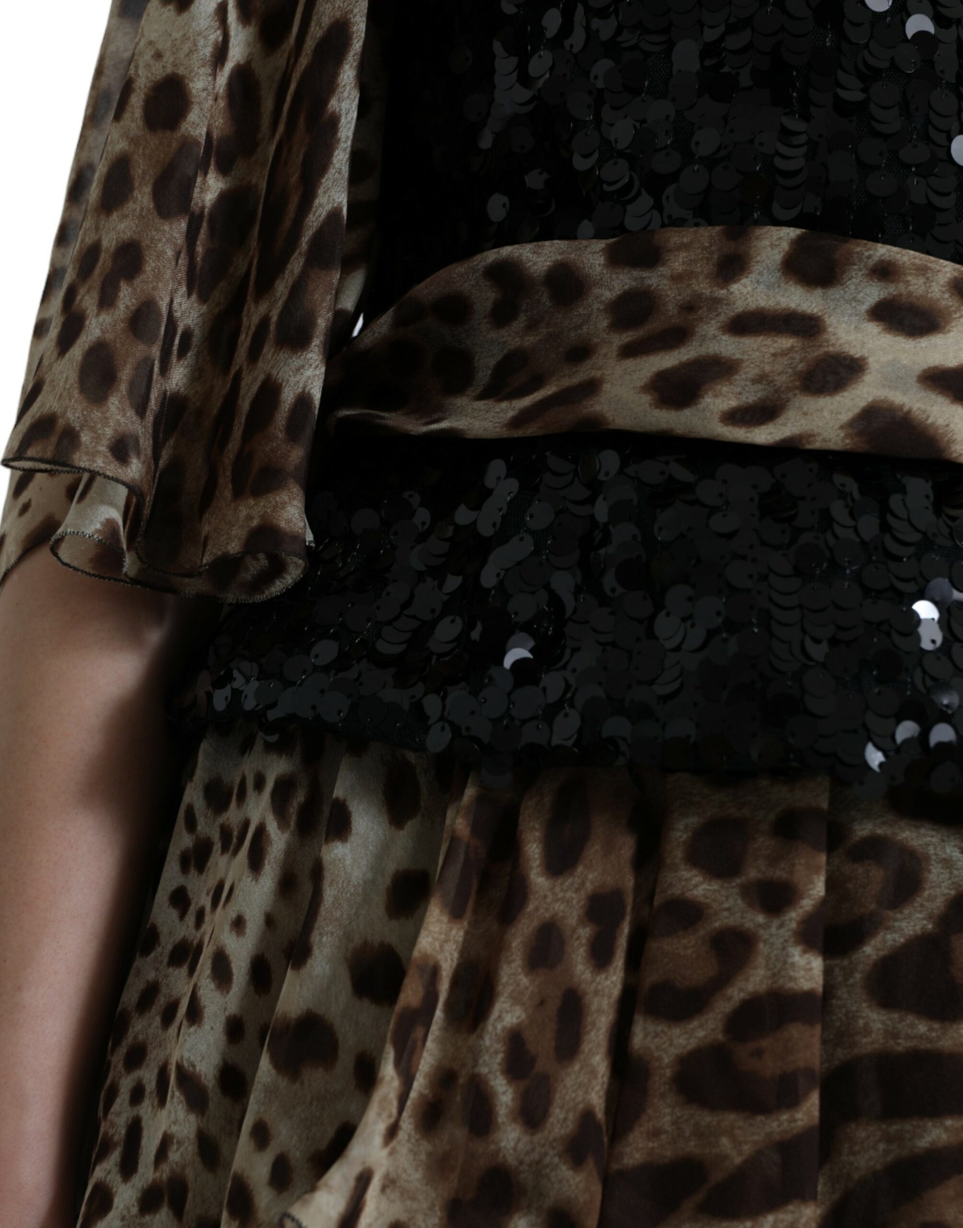 Vestido elegante con capas de lentejuelas de leopardo