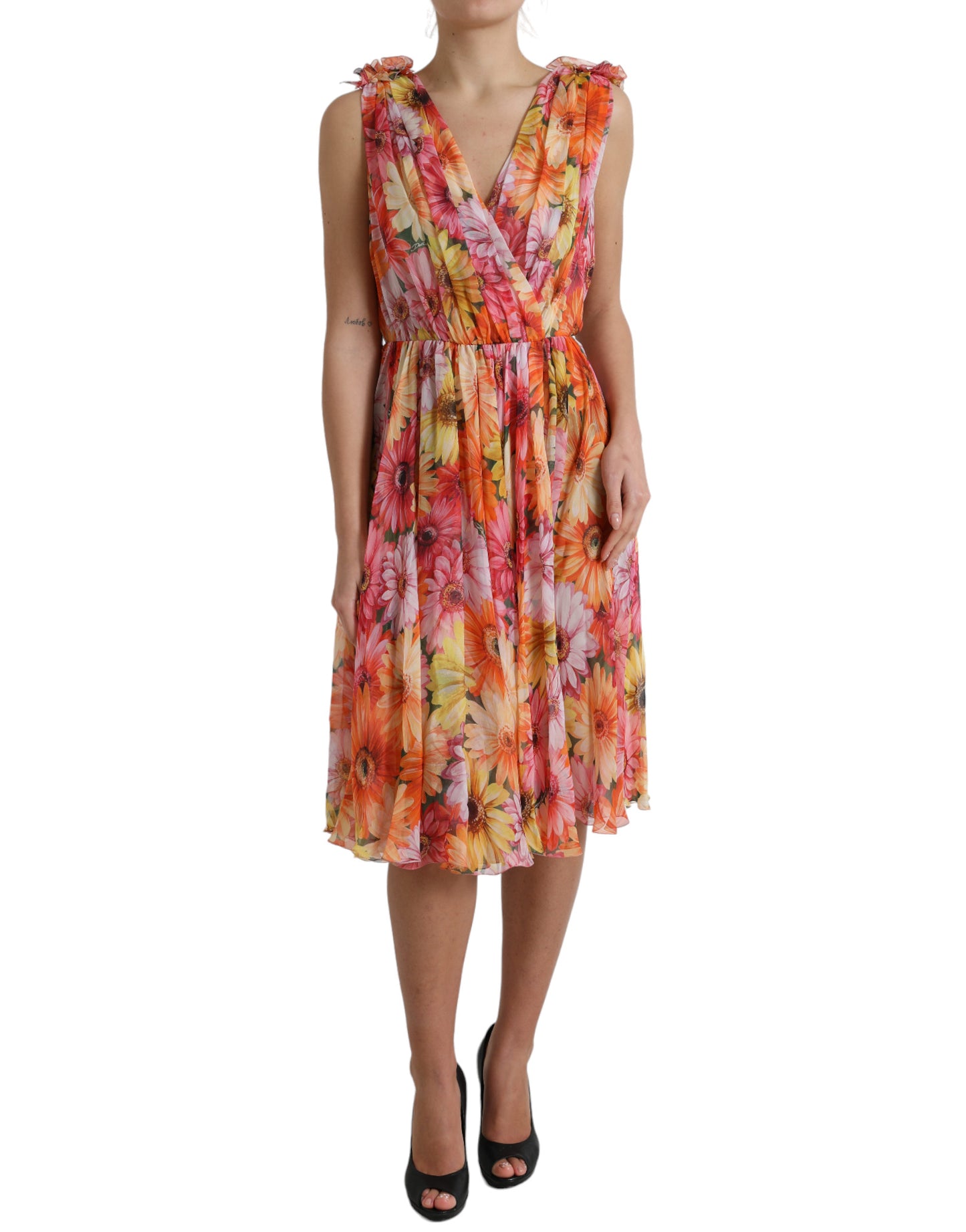 Elegante vestido midi de seda floral con cuello en pico