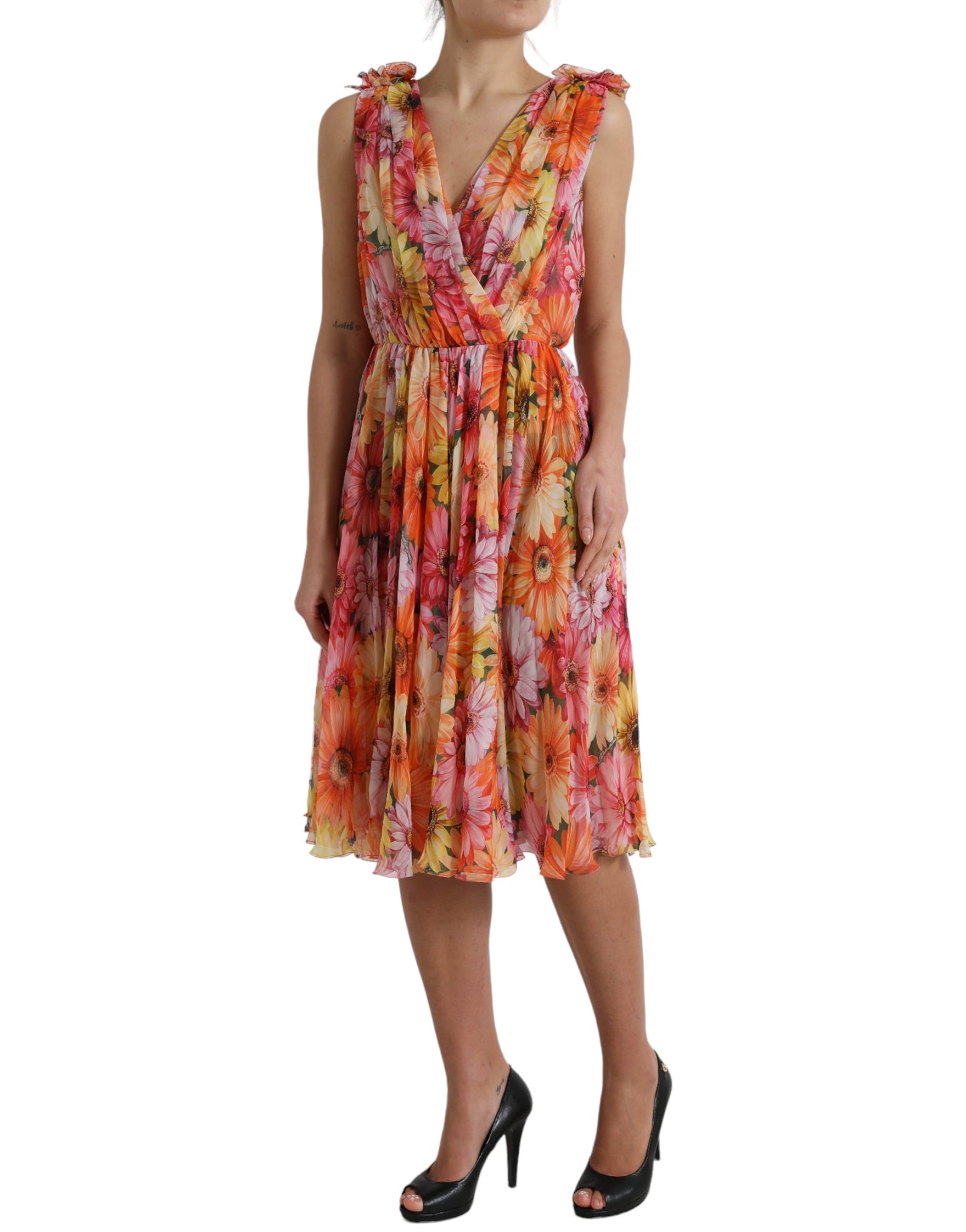 Elegante vestido midi de seda floral con cuello en pico