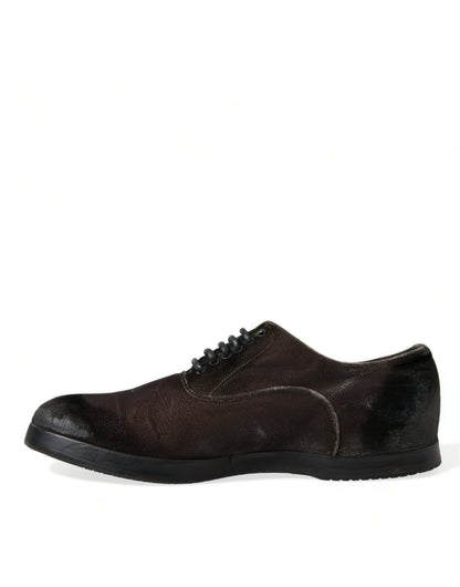 Elegantes zapatos Oxford con cordones de terciopelo marrón