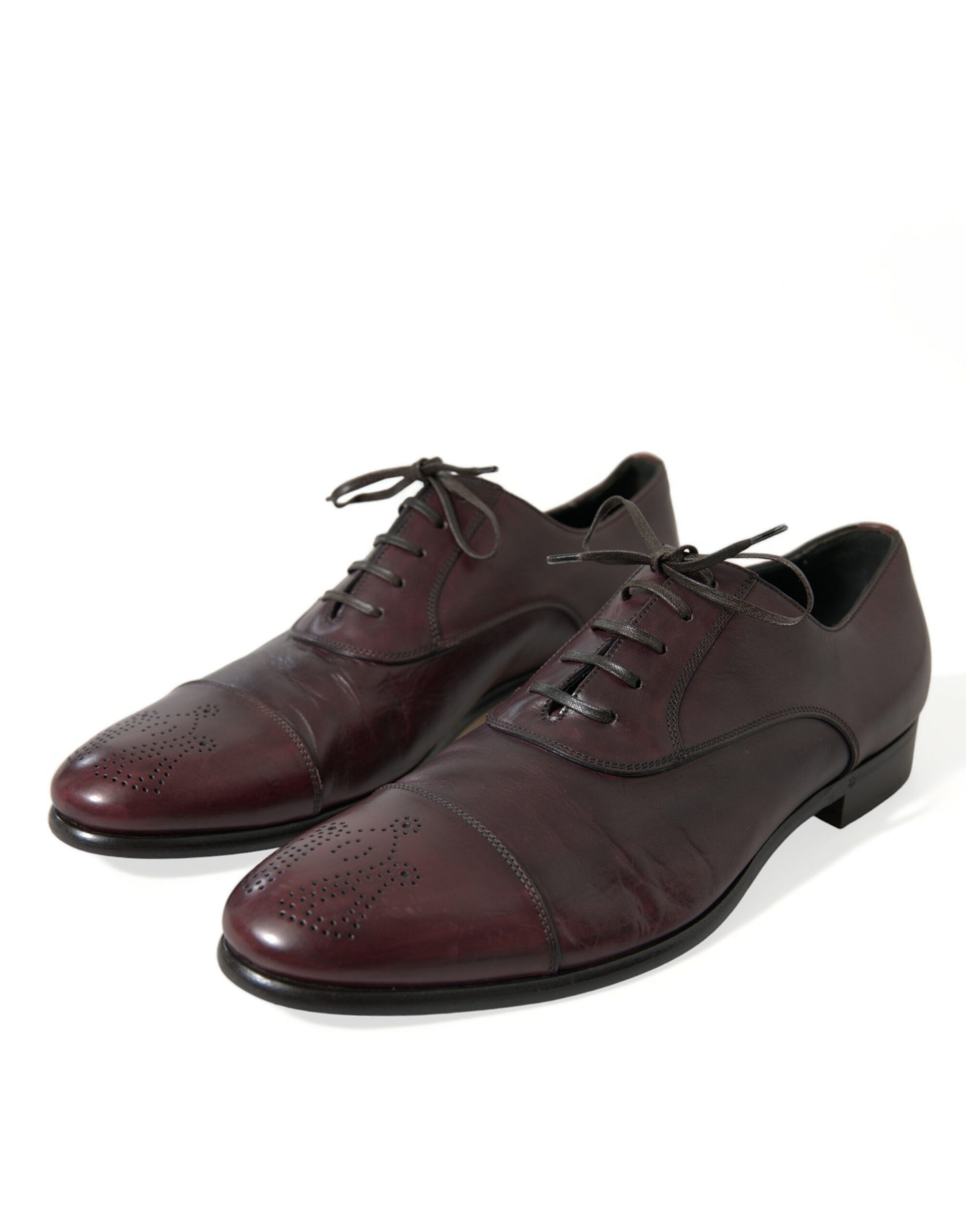 Elegantes zapatos derby de cuero burdeos