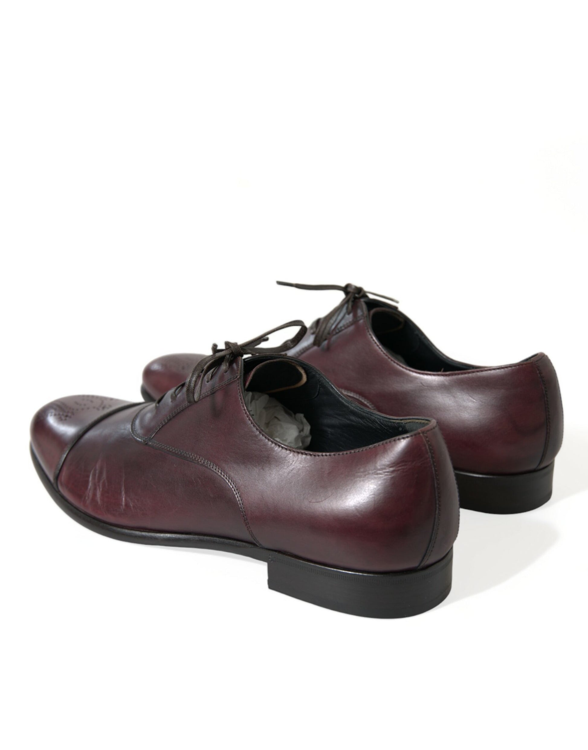 Elegantes zapatos derby de cuero burdeos