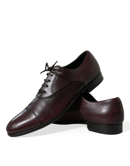 Elegantes zapatos derby de cuero burdeos