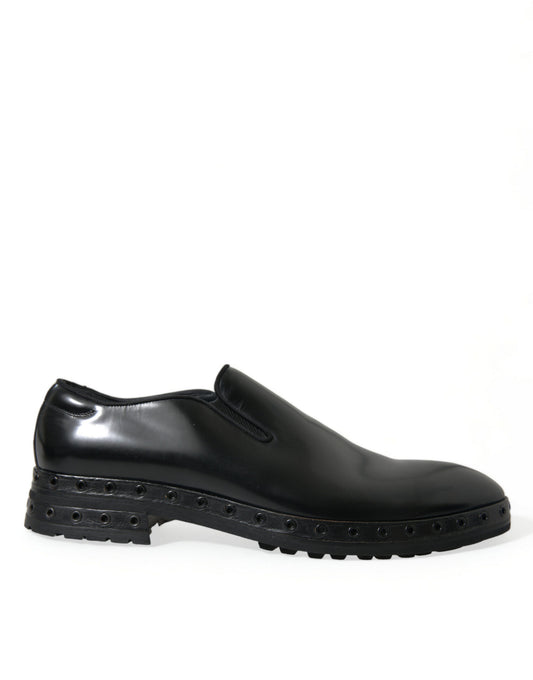 Mocasines elegantes de cuero negro con tachuelas