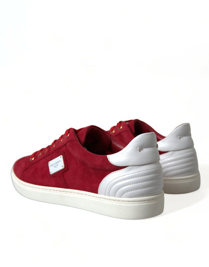 Elegantes zapatillas de deporte de cuero rojo y blanco