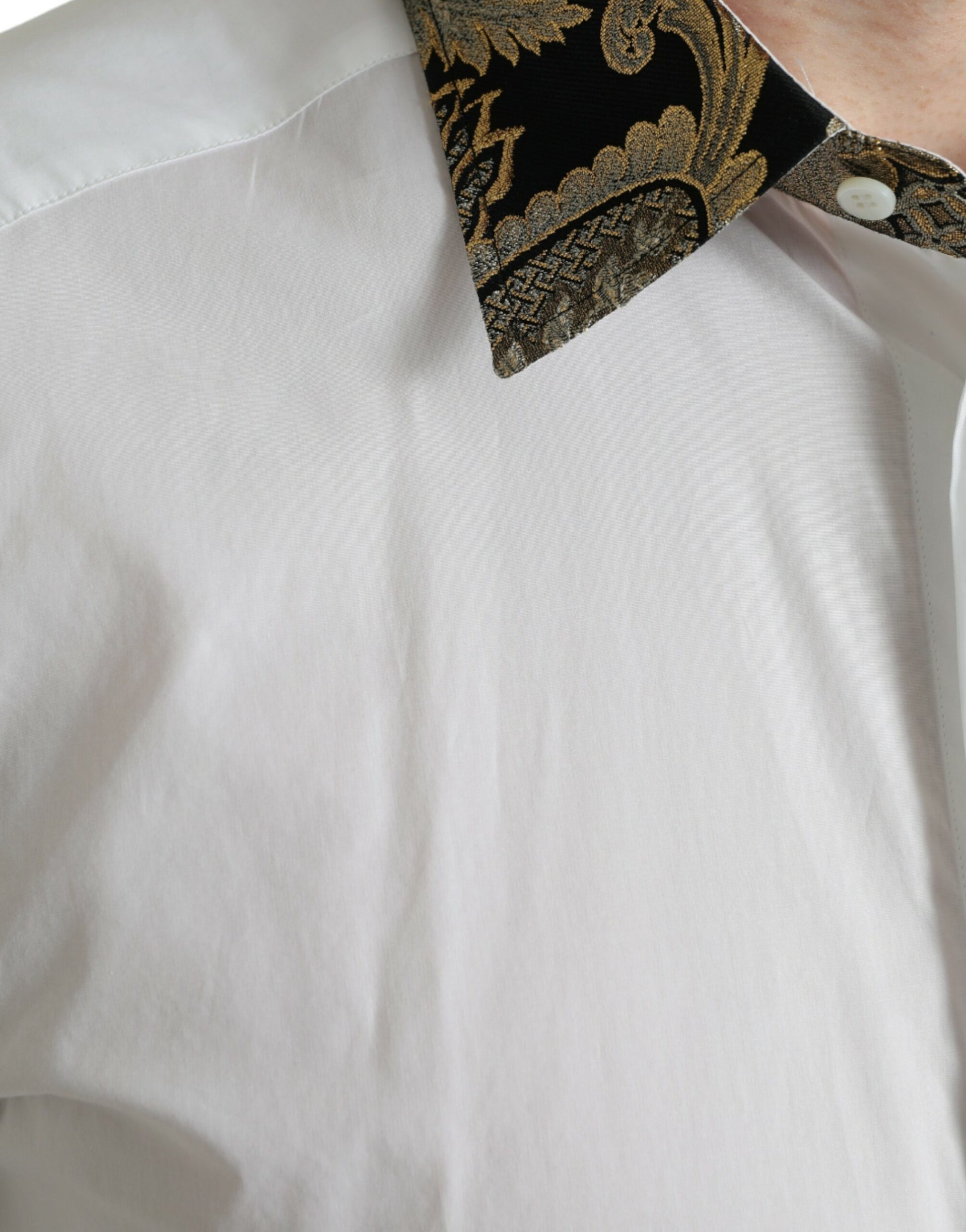 Camisa de vestir elegante con detalle dorado