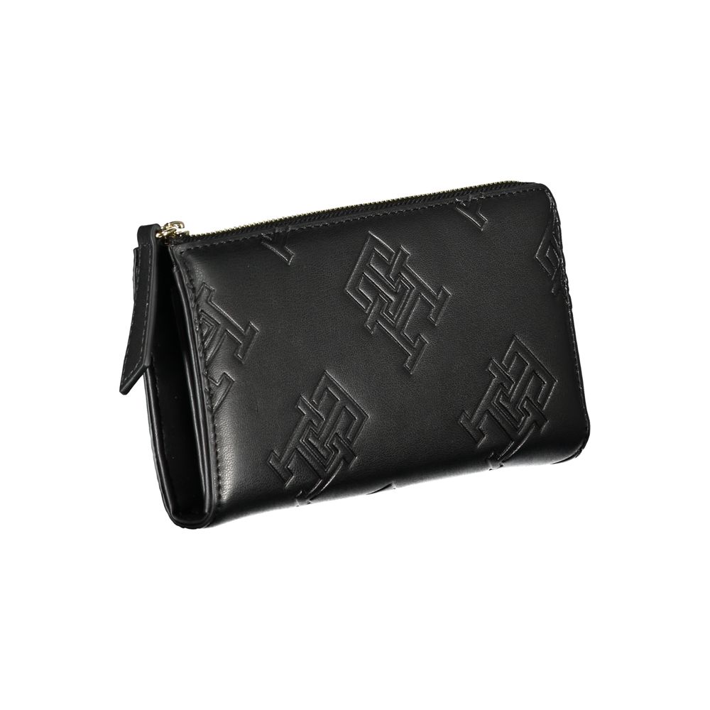 Elegant Zip Wallet with Contrasting Accents