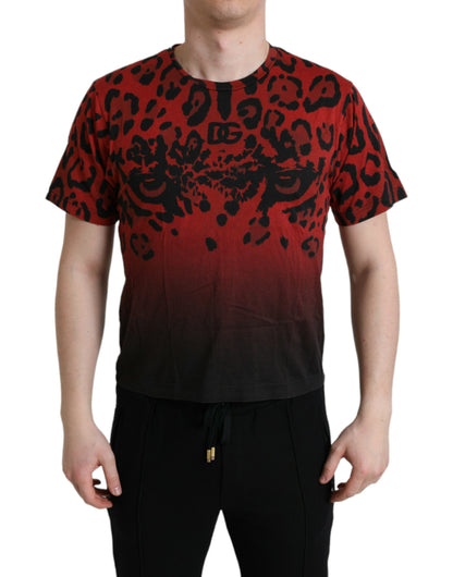 Camiseta roja con cuello redondo y estampado de leopardo