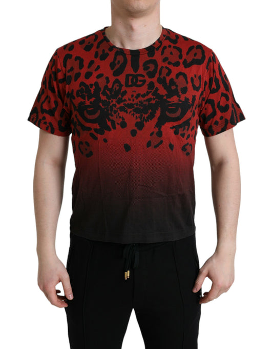 Camiseta roja con cuello redondo y estampado de leopardo