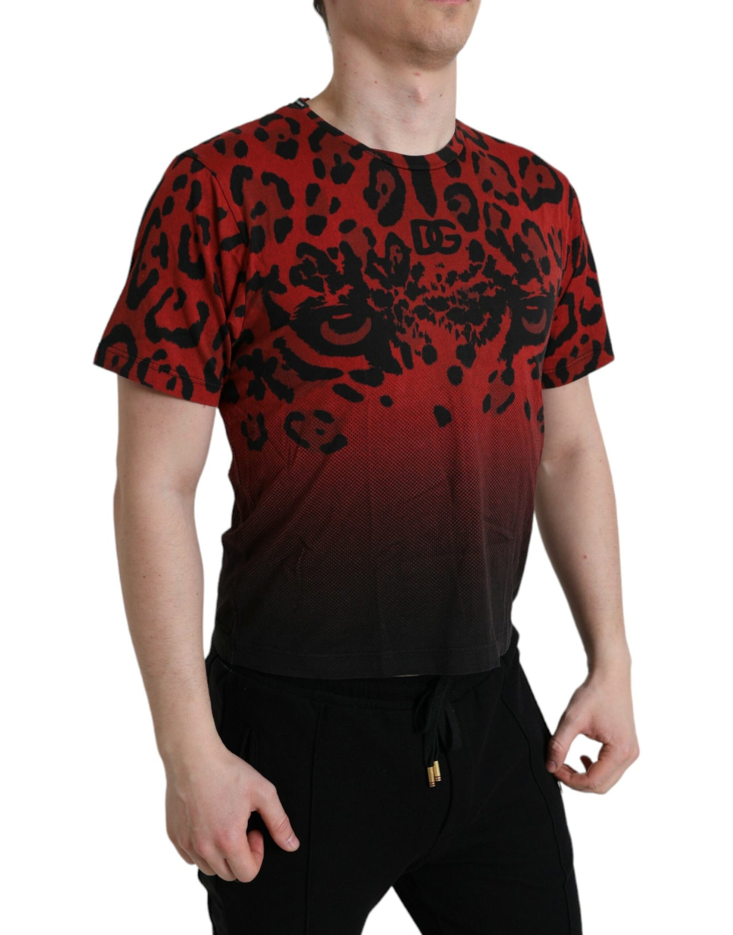 Camiseta roja con cuello redondo y estampado de leopardo