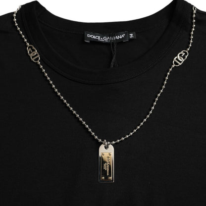 Elegante camiseta negra de algodón con cuello redondo y detalle de placa de identificación