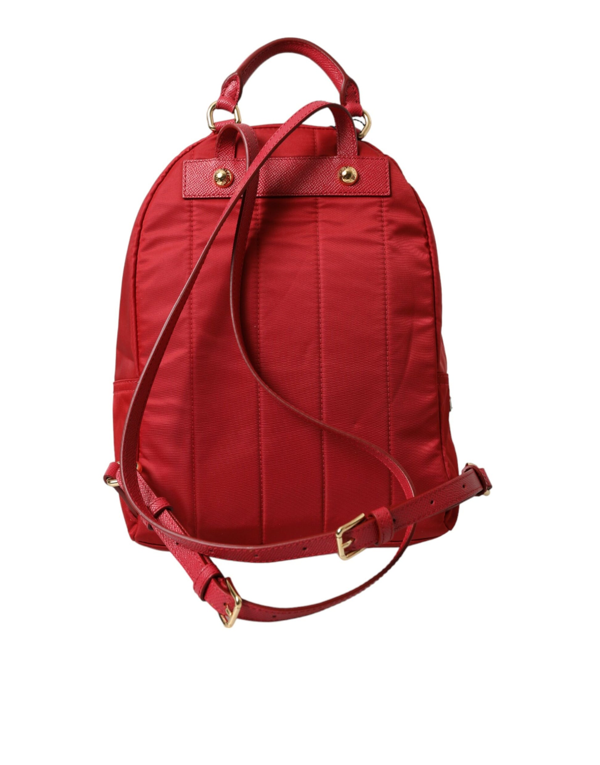 Mochila roja adornada con detalles dorados