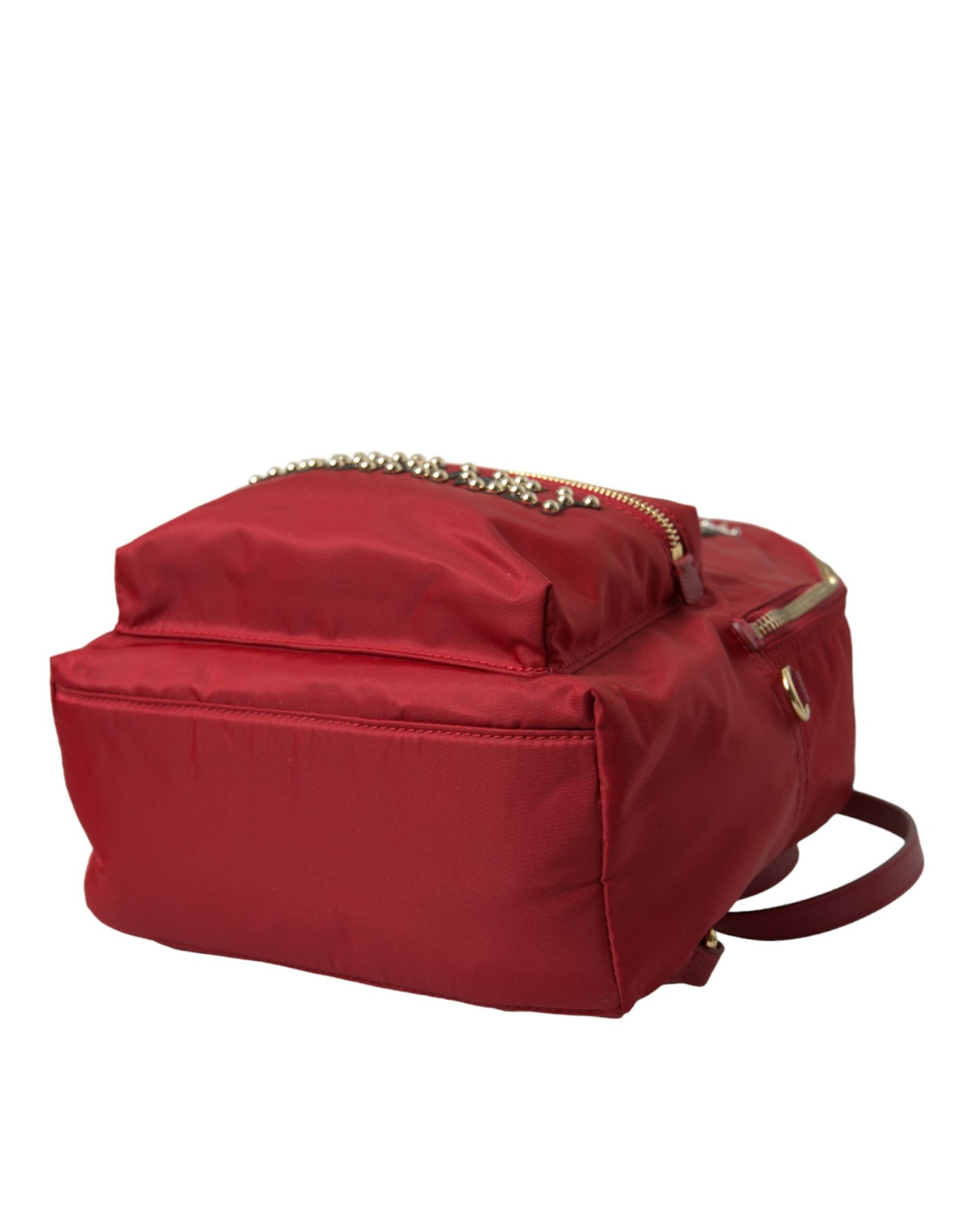 Mochila roja adornada con detalles dorados