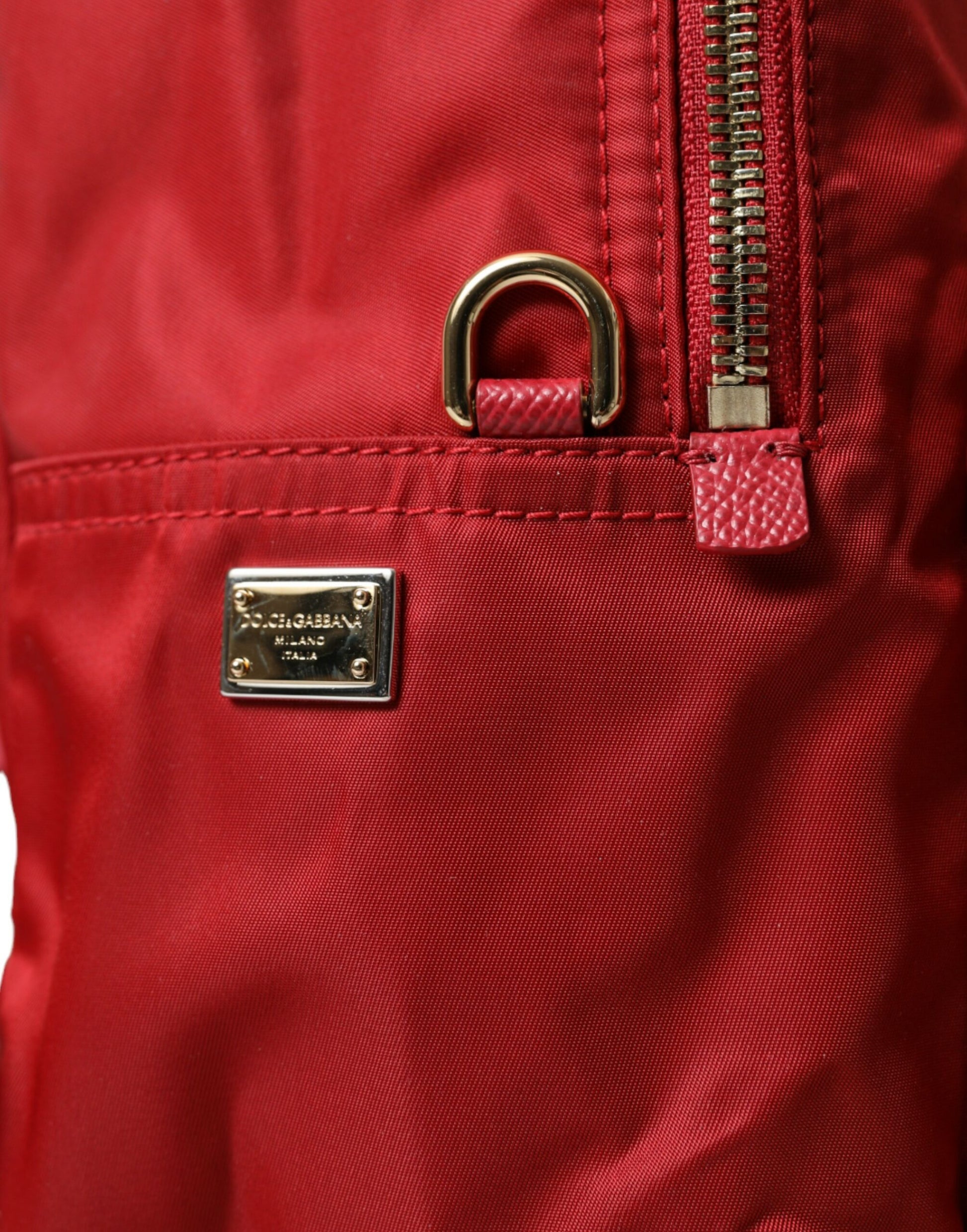 Mochila roja adornada con detalles dorados