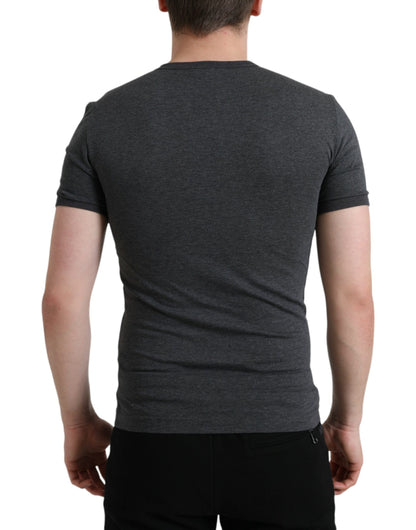 Elegante camiseta gris oscuro con cuello redondo