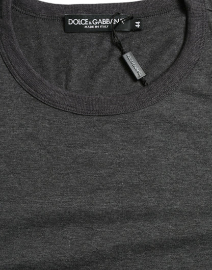 Elegante camiseta gris oscuro con cuello redondo