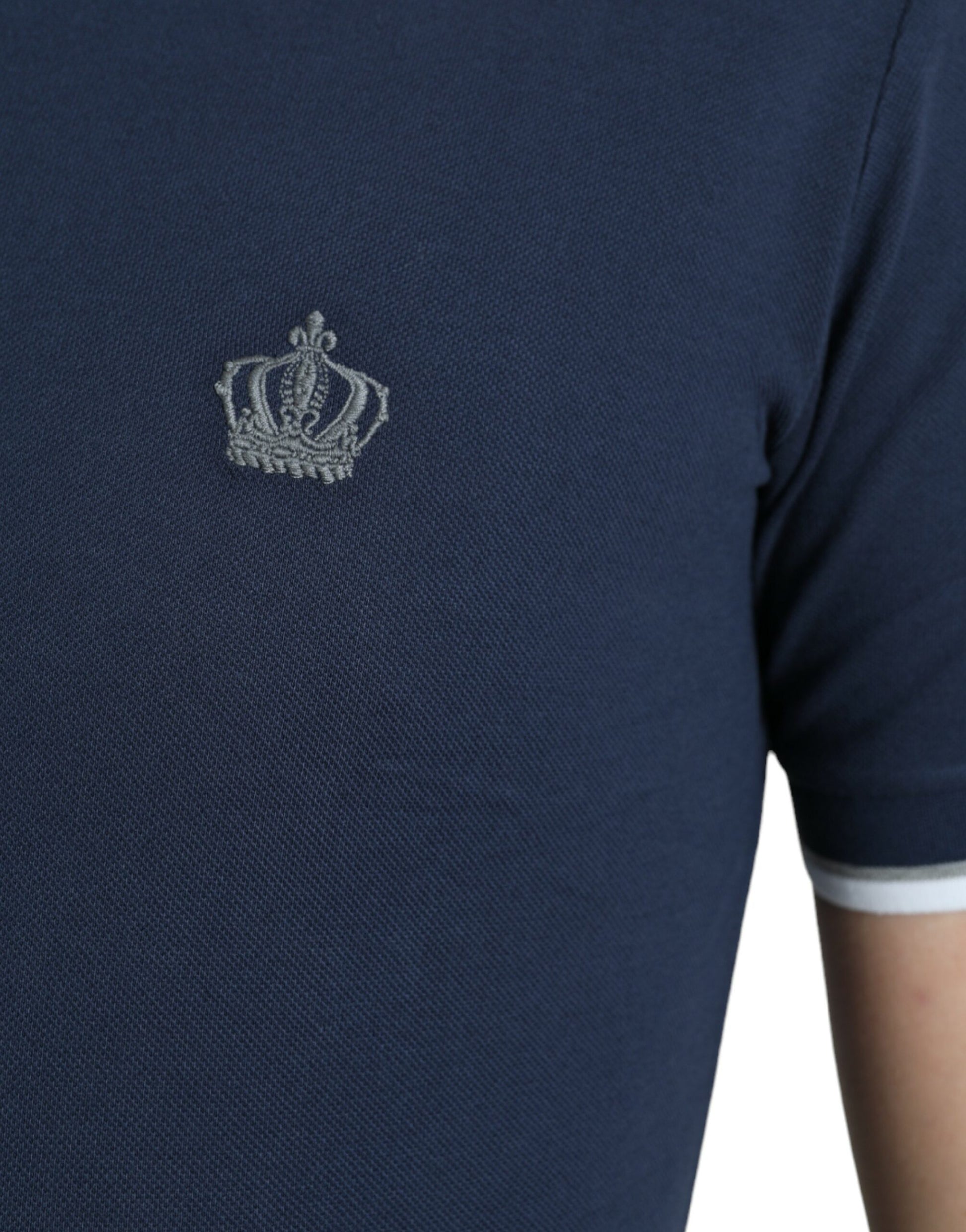 Camiseta polo con bordado de corona elegante