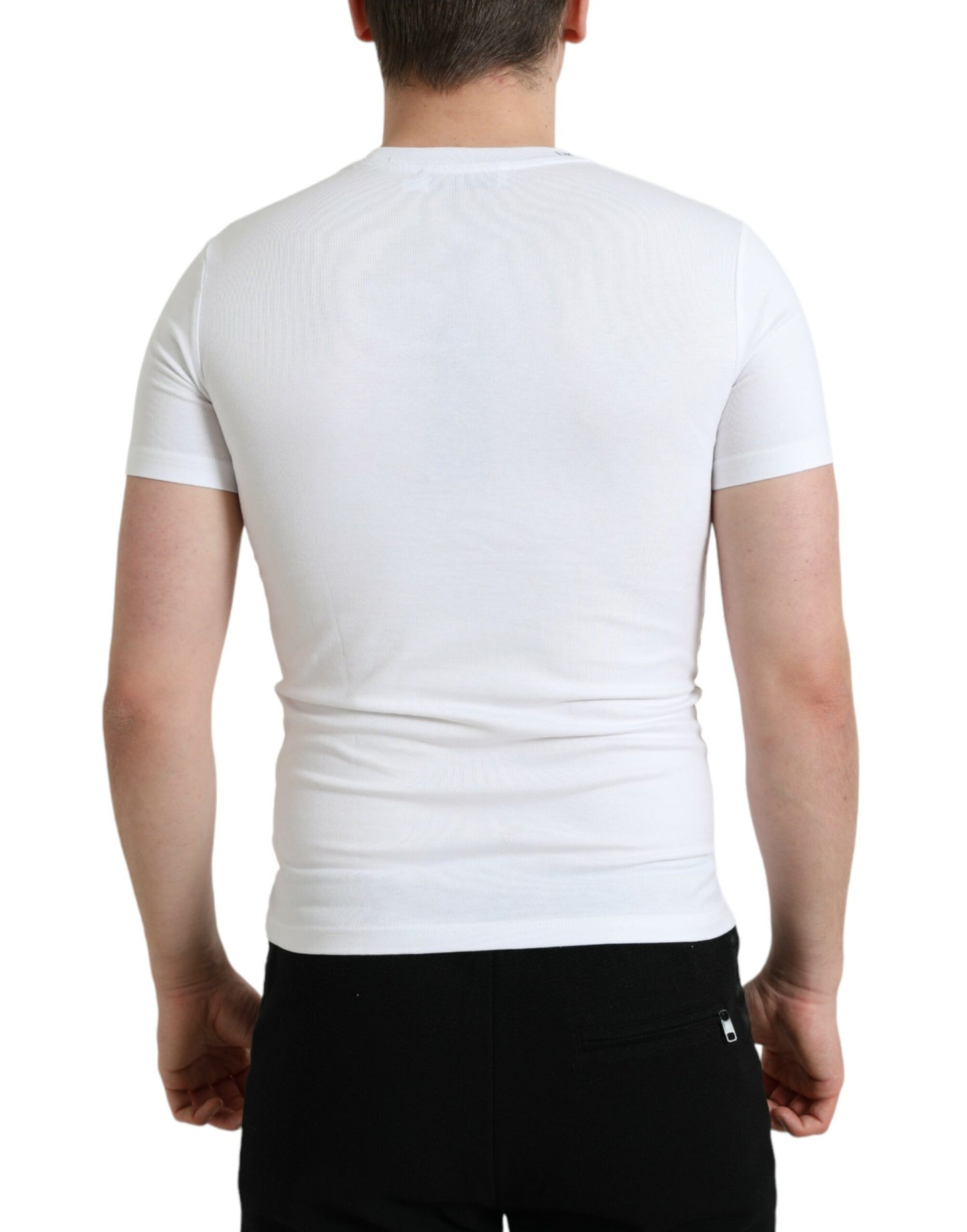 Camiseta elegante con cuello redondo y logo blanco