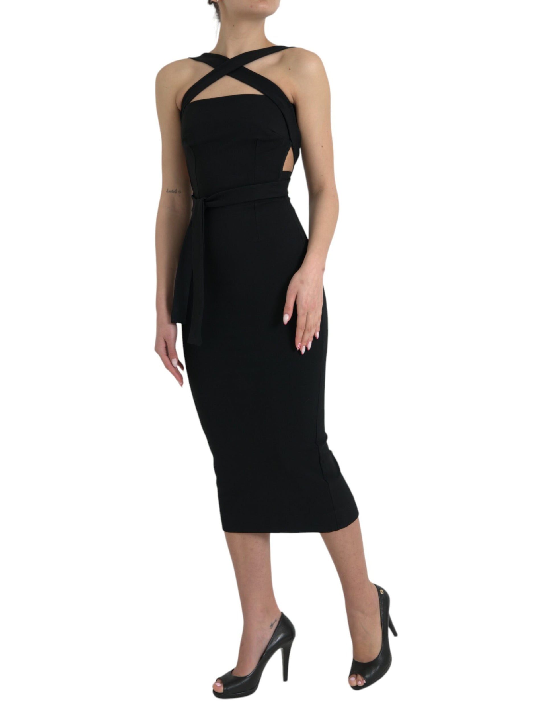 Elegante vestido midi con cuello halter y tubo negro