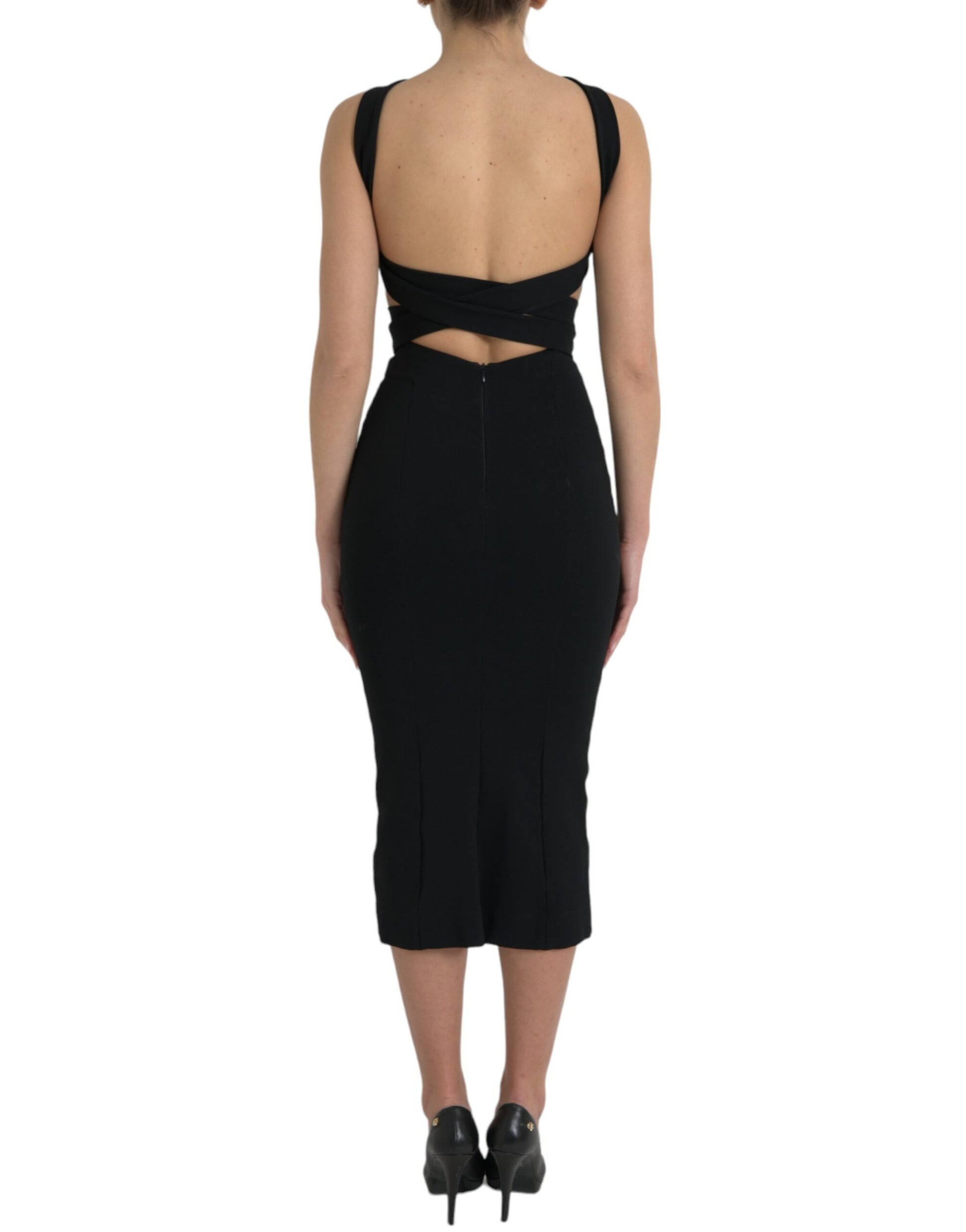 Elegante vestido midi con cuello halter y tubo negro