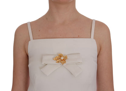 Elegante witte wollen jurk met gouden broche