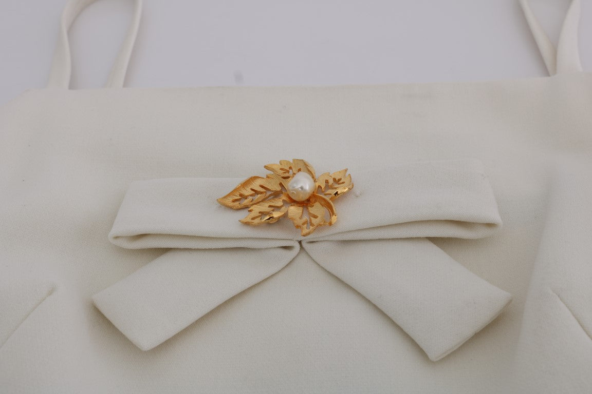 Elegante witte wollen jurk met gouden broche