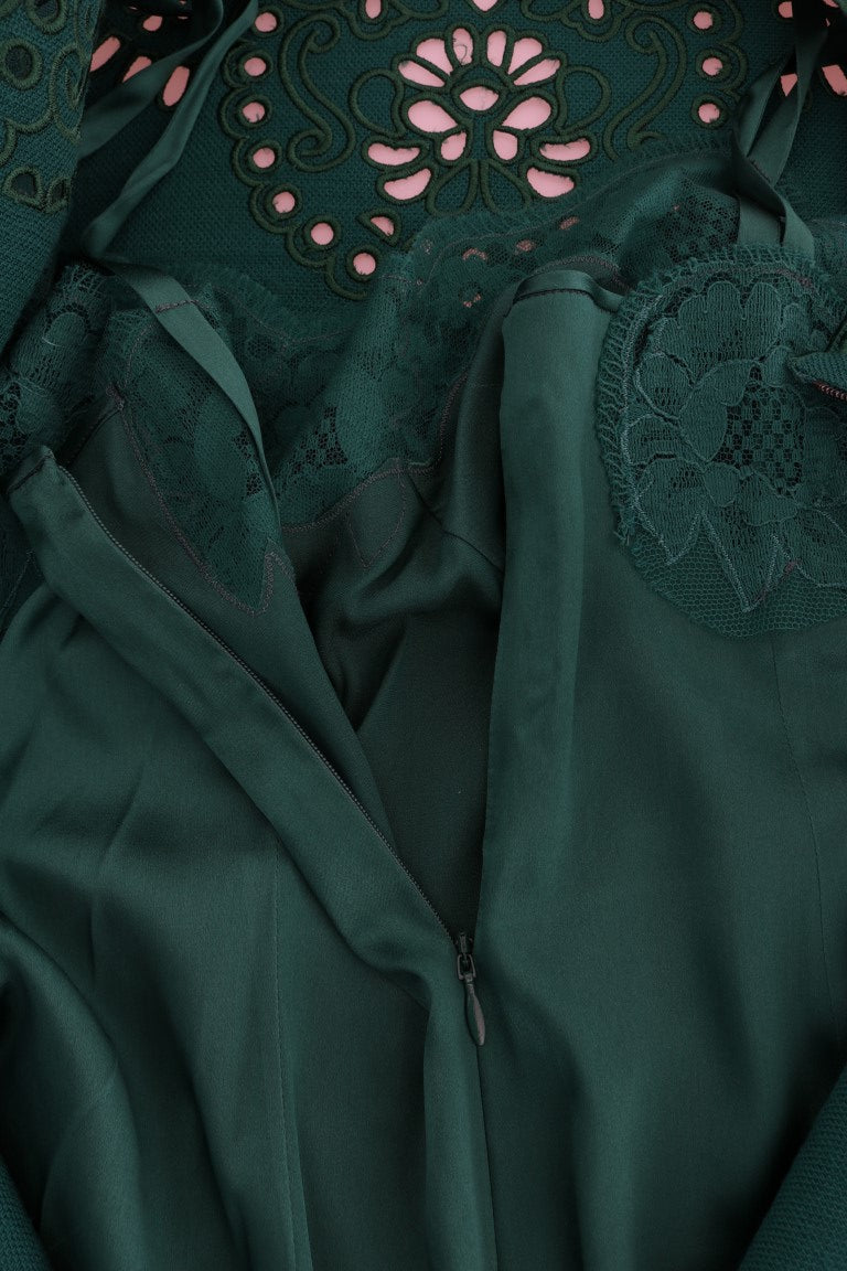 Elegante vestido tubo verde acampanado