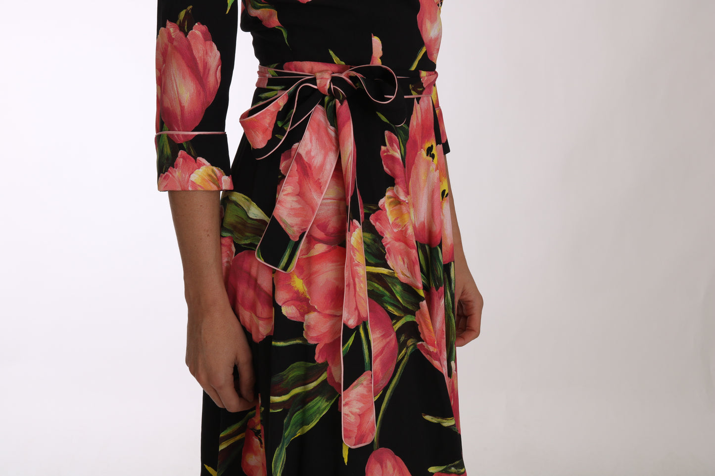 Elegante zwarte shiftjurk met roze tulpenprint