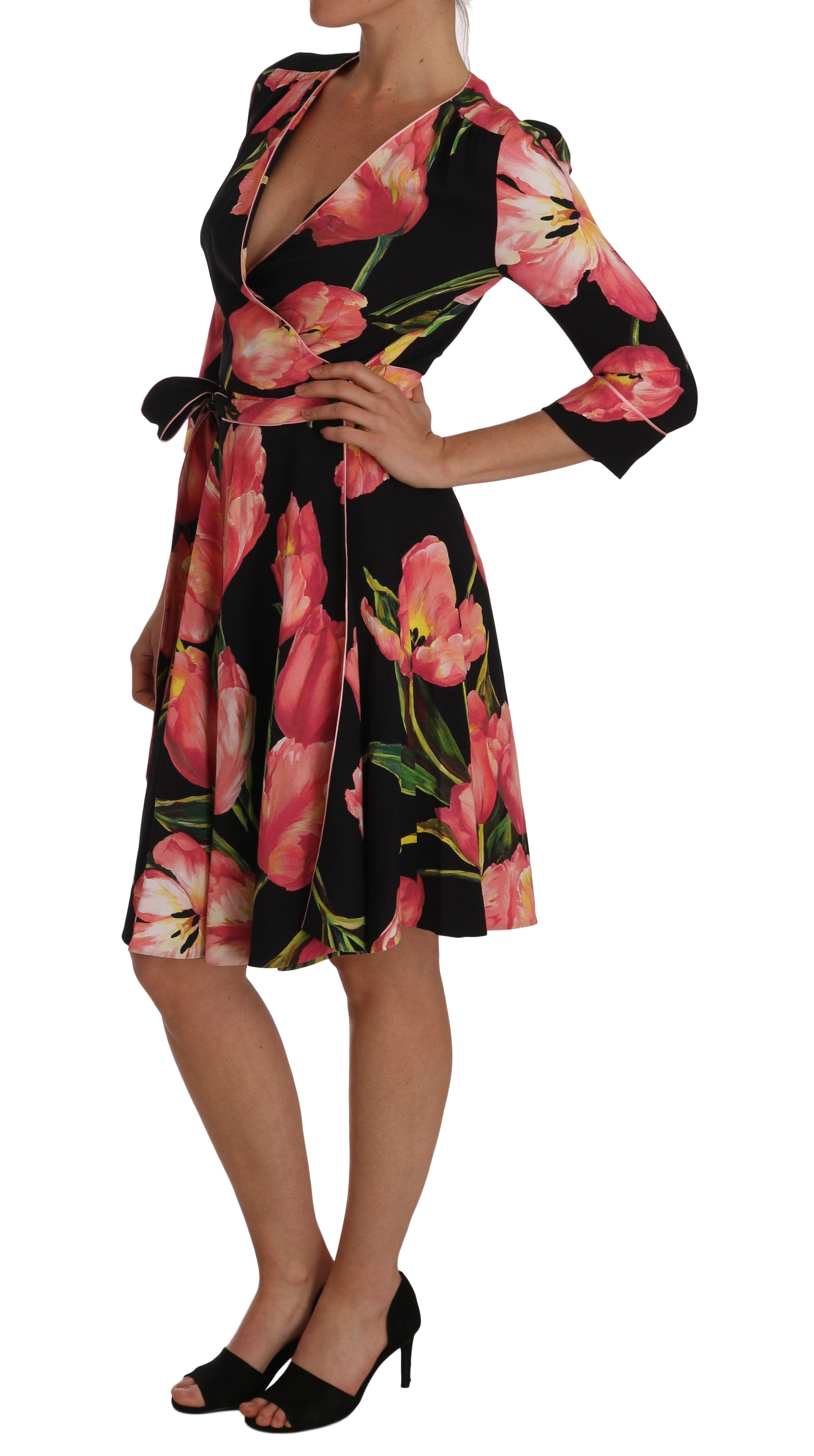 Elegante vestido recto negro con estampado de tulipanes rosas