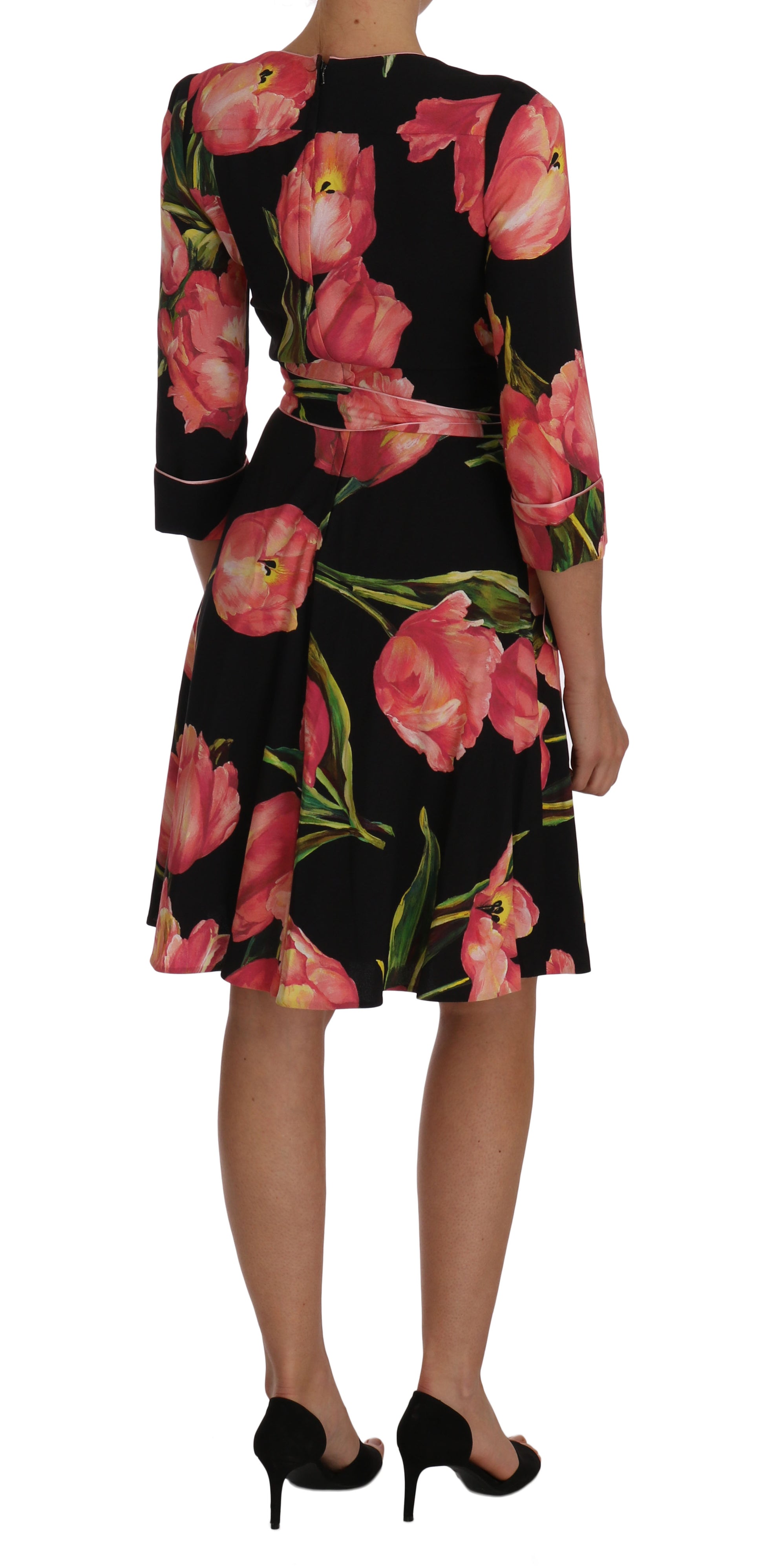 Elegante vestido recto negro con estampado de tulipanes rosas