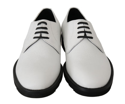 Elegantes zapatos de cuero formales blancos