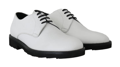 Elegantes zapatos de cuero formales blancos