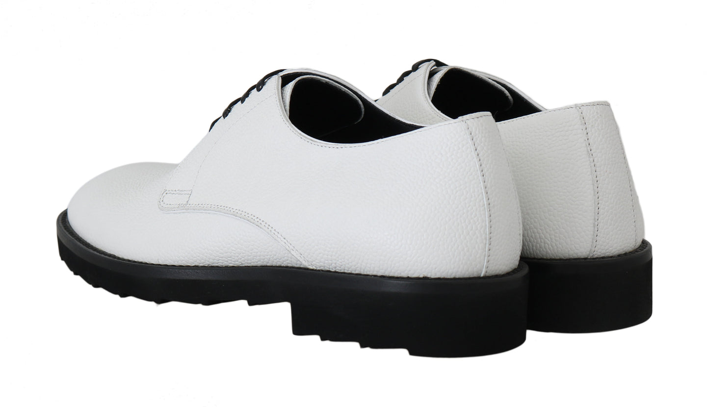 Elegantes zapatos de cuero formales blancos