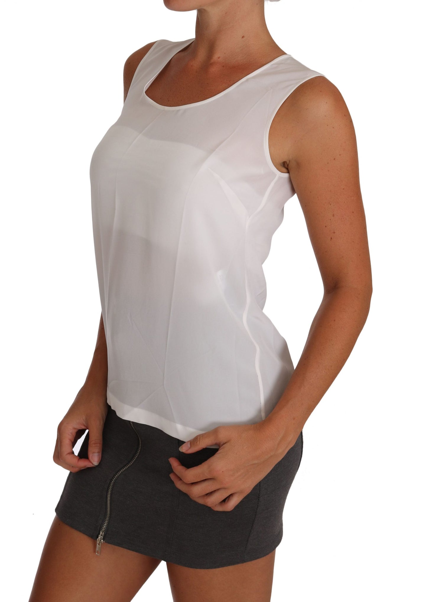 Blusa de seda blanca sin mangas elegante