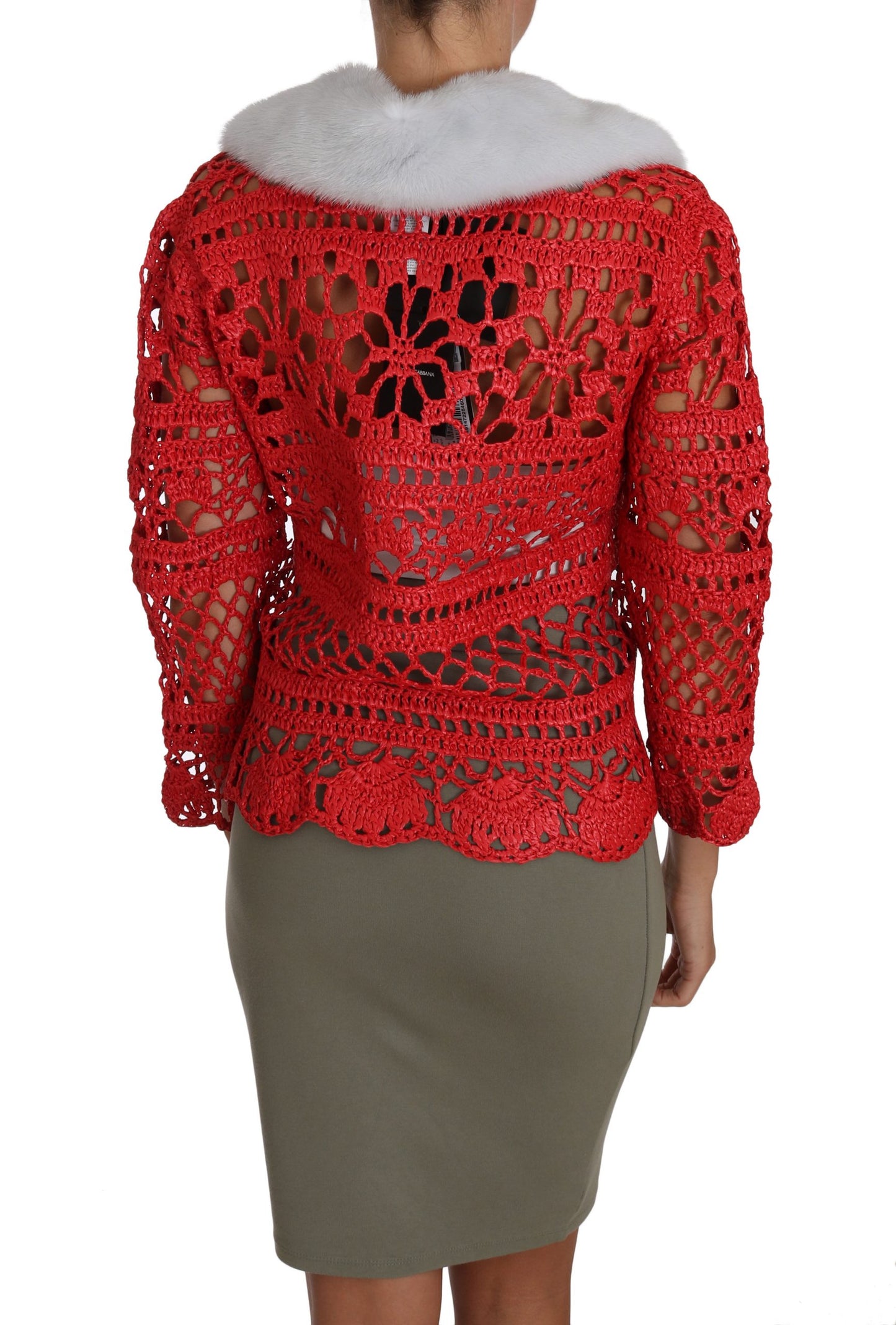 Elegante cárdigan de punto de crochet rojo con cuello de piel