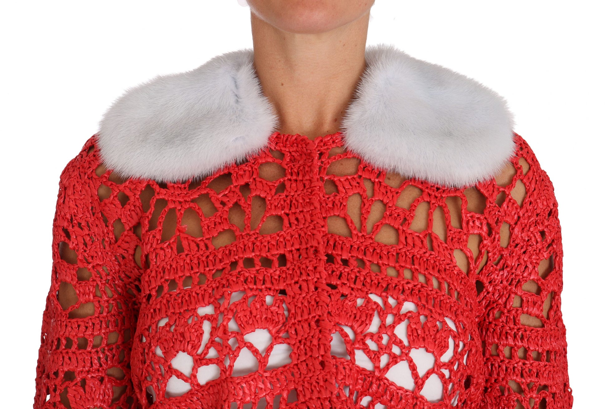 Elegante cárdigan de punto de crochet rojo con cuello de piel