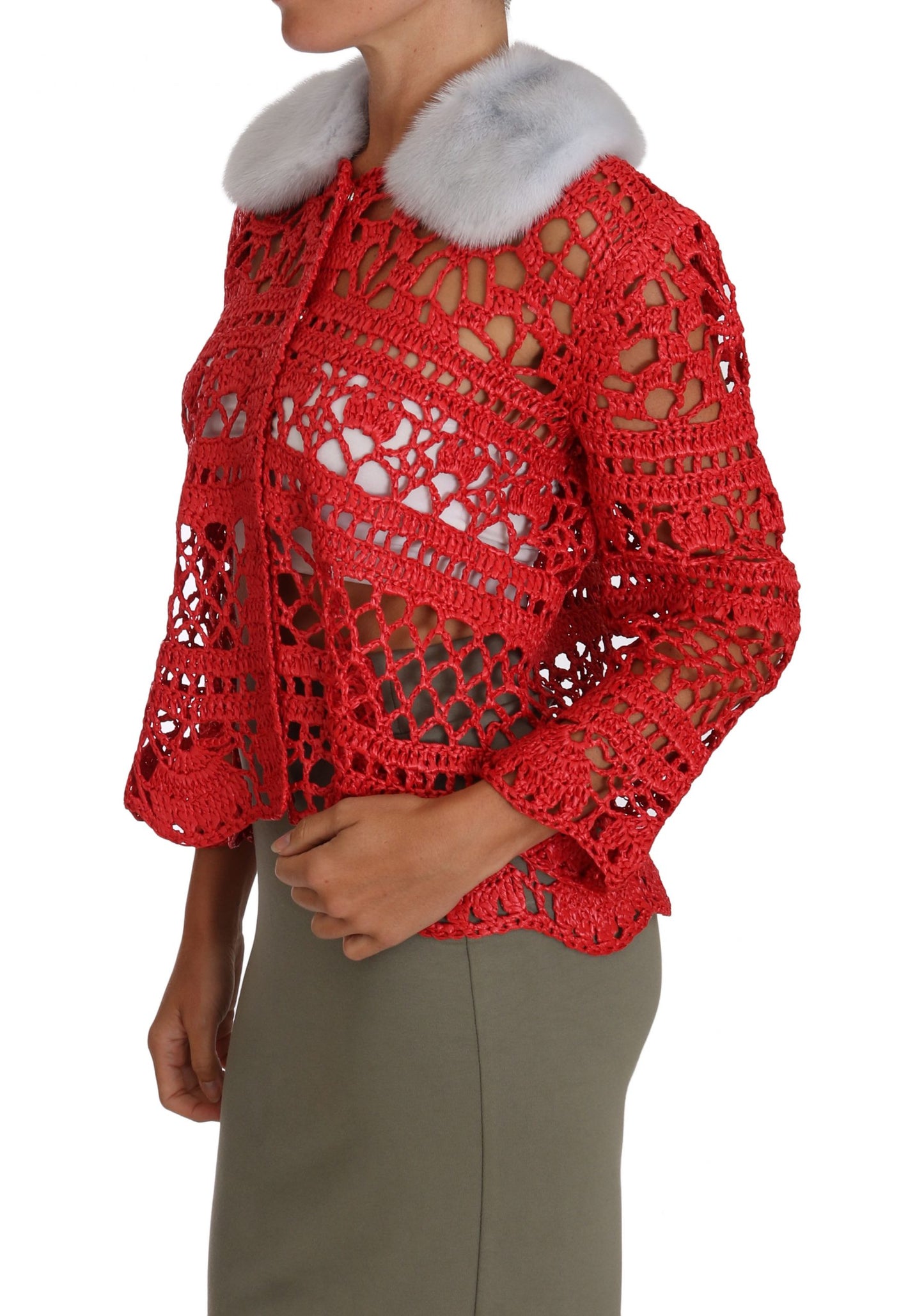 Elegante cárdigan de punto de crochet rojo con cuello de piel