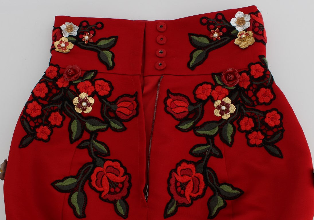 Pantalones cortos de seda rojos con bordado floral de Glamorous