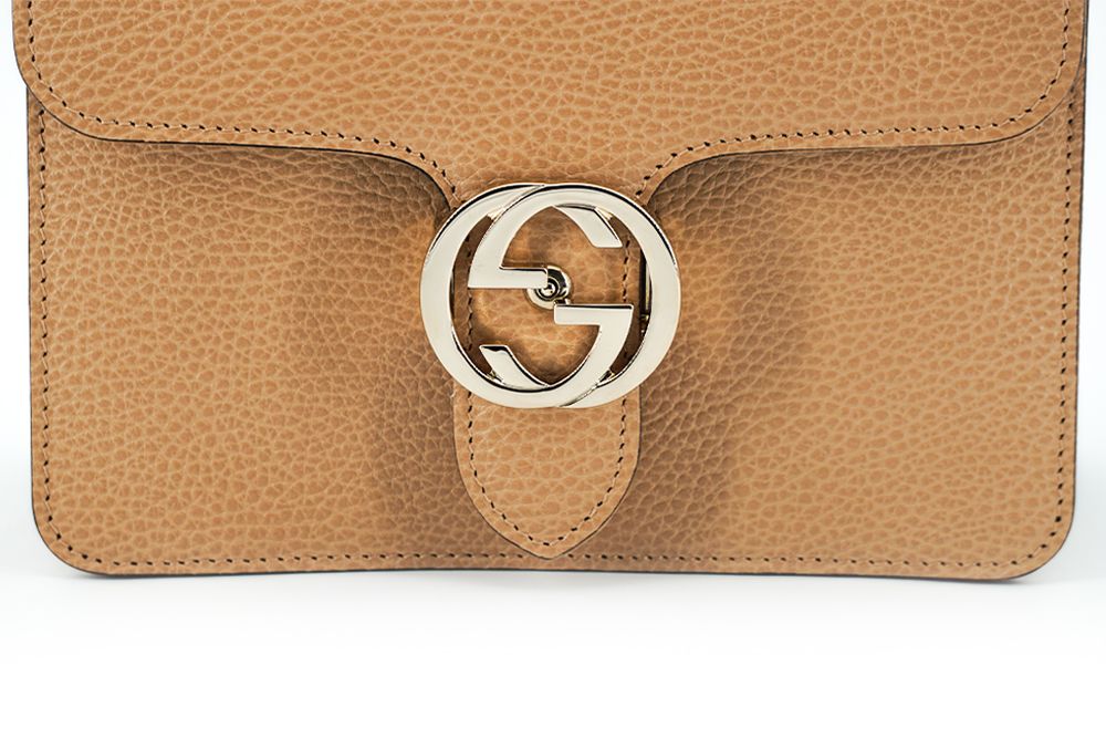 Elegante bolso de hombro beige con broche GG