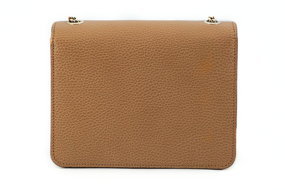 Elegante bolso de hombro beige con broche GG