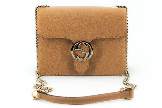 Elegante bolso de hombro beige con broche GG