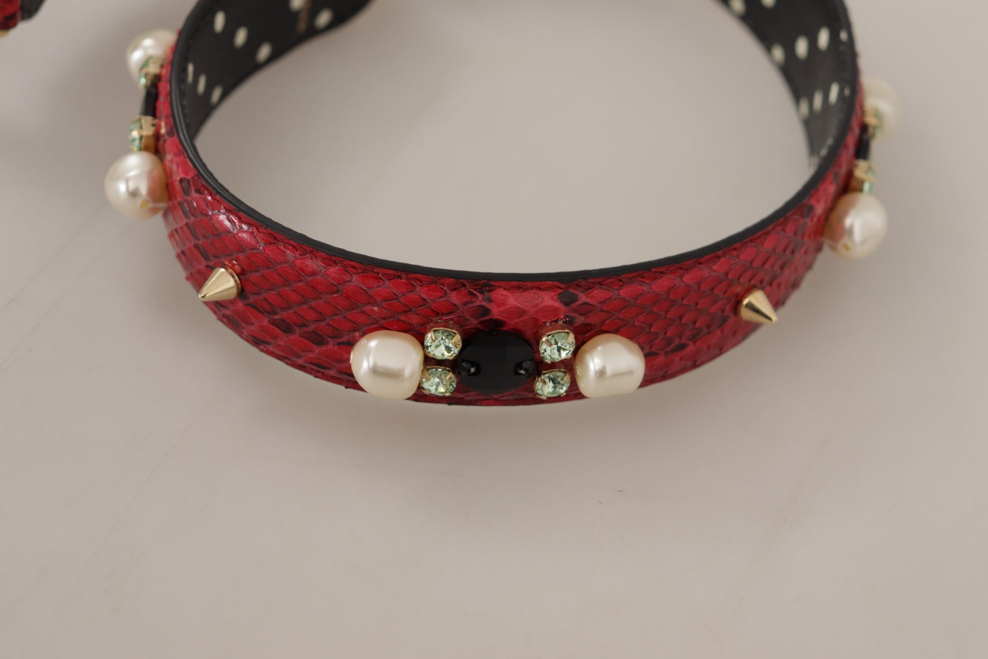 Elegante bandolera de piel de pitón roja